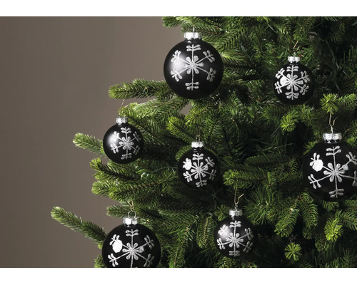 Schwarze Weihnachtskugeln mit silbernem Schneeflocken-Motiv an einem Weihnachtsbaum.