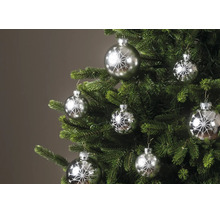 Weihnachtsbaum geschmückt mit silbernen Christbaumkugeln mit glitzerndem Schneeflocken-Motiv.