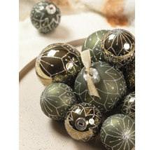 Weihnachtskugeln in verschiedenen Größen, teils matt, teils glänzend, mit silbernem Glitzermuster und einer Schleife.