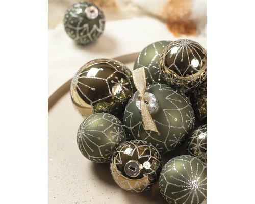 Weihnachtskugeln in verschiedenen Größen, teils matt, teils glänzend, mit silbernem Glitzermuster und einer Schleife.