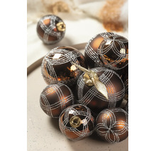 Mehrere bronzefarbene Weihnachtskugeln in verschiedenen Größen mit einem silbernen, glitzernden Gittermuster.