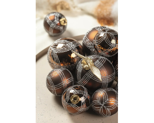 Mehrere bronzefarbene Weihnachtskugeln in verschiedenen Größen mit einem silbernen, glitzernden Gittermuster.