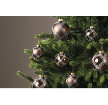 Braune Christbaumkugeln mit silbernem Gittermuster an einem grünen Weihnachtsbaum.