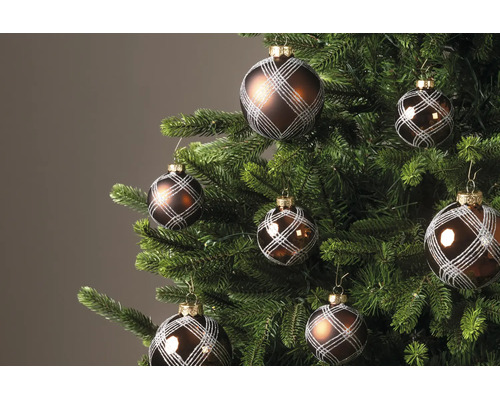 Braune Christbaumkugeln mit silbernem Gittermuster an einem grünen Weihnachtsbaum.