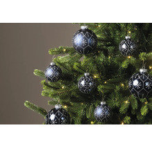 Dunkle Christbaumkugeln mit silbernem Glitzermuster an einem grünen Weihnachtsbaum mit warmweißen Lichtern.