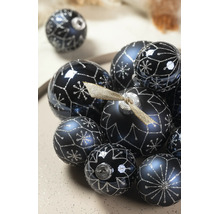 Dunkelblaue Weihnachtskugeln mit silbernem Schneeflocken- und geometrischem Glitzermuster in verschiedenen Größen.