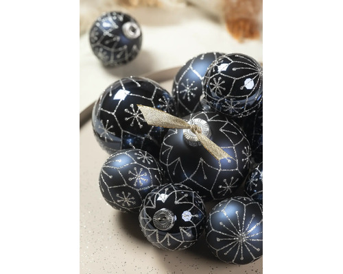 Dunkelblaue Weihnachtskugeln mit silbernem Schneeflocken- und geometrischem Glitzermuster in verschiedenen Größen.