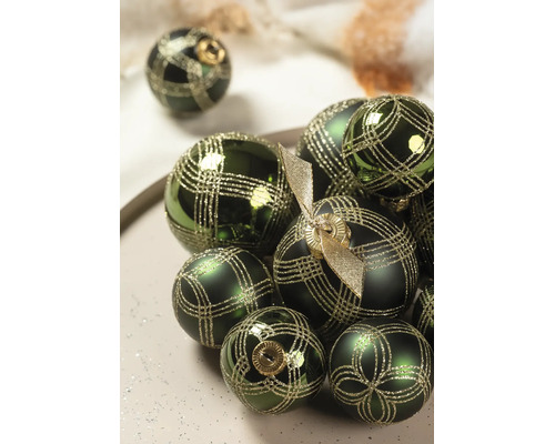 Grüne Christbaumkugeln mit goldenem, glitzerndem Gittermuster und Bändern.