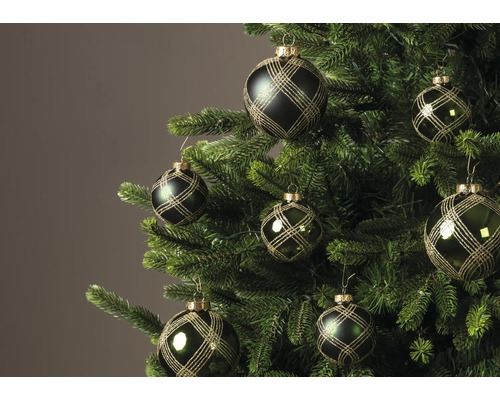 Dunkle Christbaumkugeln mit goldfarbenem Gittermuster an einem grünen Weihnachtsbaum.