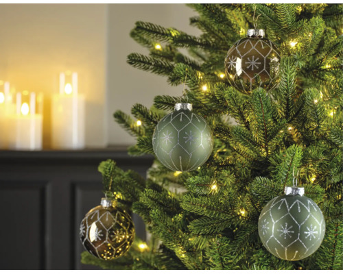 Weihnachtsbaum geschmückt mit Glas-Christbaumkugeln in Grün und Bronze, verziert mit Schneeflockenmustern, beleuchtet mit warmweißen Lichtern.