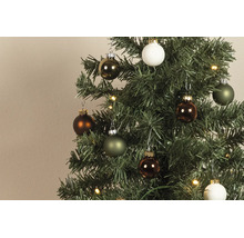 Weihnachtsbaum geschmückt mit matten und glänzenden Christbaumkugeln in verschiedenen Erdtönen und kleinen Lichtern.