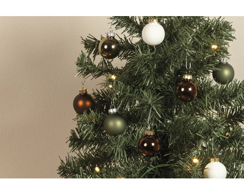 Weihnachtsbaum geschmückt mit matten und glänzenden Christbaumkugeln in verschiedenen Erdtönen und kleinen Lichtern.