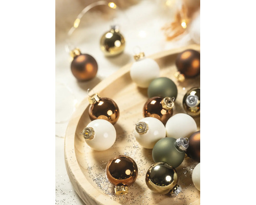Weihnachtskugeln in verschiedenen Farben und Ausführungen auf einem Holztablett mit Glitzer.