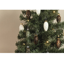 Künstlicher Christbaum geschmückt mit Glasanhängern in Zapfenform und warmweißer LED-Beleuchtung.