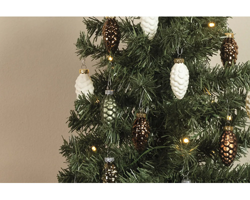 Künstlicher Christbaum geschmückt mit Glasanhängern in Zapfenform und warmweißer LED-Beleuchtung.