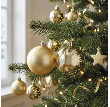 Nahaufnahme eines weihnachtlich geschmückten Tannenbaums mit matten und glänzenden Christbaumkugeln, Sternen, Lichterkette und Dekoband.