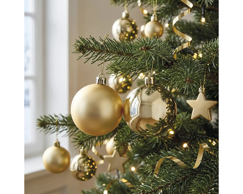 Nahaufnahme eines weihnachtlich geschmückten Tannenbaums mit matten und glänzenden Christbaumkugeln, Sternen, Lichterkette und Dekoband.