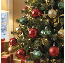 Festlich geschmückter Weihnachtsbaum mit gerippten, facettierten und glitzernden Kugeln, Sternen und Lichtern. Geschenke liegen unter dem Baum.