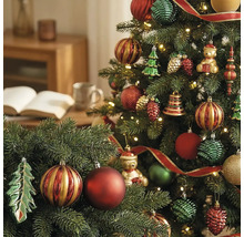 Dekorierter Weihnachtsbaum und Girlande mit festlichem Baumschmuck wie Kugeln, Teddybären und Zapfen sowie warmen Lichterketten.