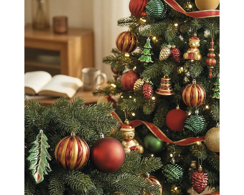 Dekorierter Weihnachtsbaum und Girlande mit festlichem Baumschmuck wie Kugeln, Teddybären und Zapfen sowie warmen Lichterketten.