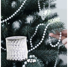 Weiße Perlenkette aus Kunststoff für die Christbaumdekoration, auf Rolle verpackt.