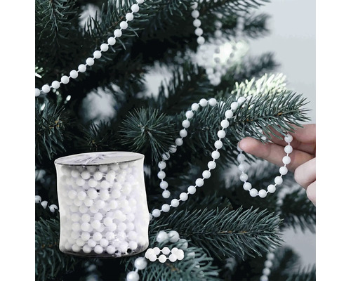 Weiße Perlenkette aus Kunststoff für die Christbaumdekoration, auf Rolle verpackt.