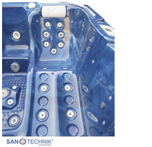 Innenansicht eines Sanotechnik Whirlpools mit zahlreichen Massagedüsen, einem Sitz und einer Kopfstütze. Sanotechnik Logo.