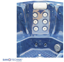 Detailansicht eines blauen Whirlpools mit Kopfstütze und Massagedüsen. Sanotechnik International Logo.