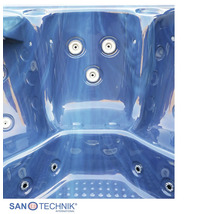 Innenansicht eines Whirlpools aus blauem Acryl mit Massagedüsen und strukturiertem Boden. Sanotechnik International Logo.