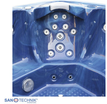 Whirlpool Innenansicht mit Massagejets, Kopfstütze und Sanotechnik Logo.