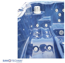 Innenansicht eines blauen Whirlpools mit Massagedüsen und Filtereinheit. San Technik International Logo.