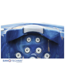 Innenansicht eines blauen Whirlpools mit Massagedüsen und Kopfstütze. Sanotechnik Logo.