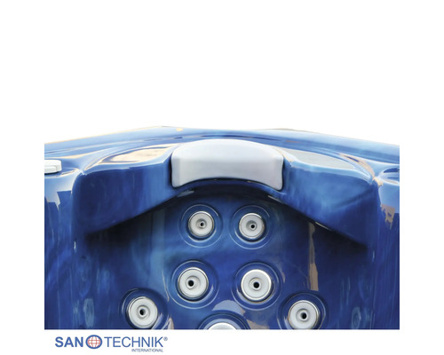 Innenansicht eines blauen Whirlpools mit Massagedüsen und Kopfstütze. Sanotechnik Logo.