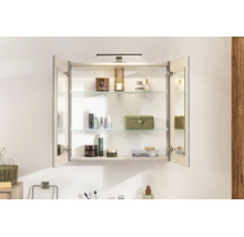 Offener Badezimmer-Spiegelschrank mit zwei Türen, drei Glasböden und LED-Beleuchtung. Beinhaltet verschiedene Kosmetikartikel und Accessoires.