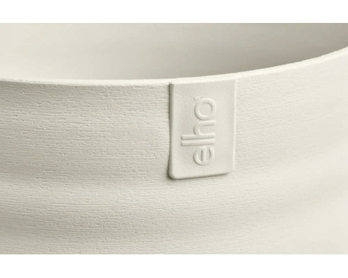 Detailansicht eines Blumentopfs mit horizontaler Oberflächenstruktur und Elho Logo.
