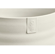 Detailansicht eines Blumentopfs mit horizontaler Oberflächenstruktur und Elho Logo.