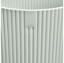 Nahaufnahme eines geriffelten Pflanzgefäßes mit Elho Logo.