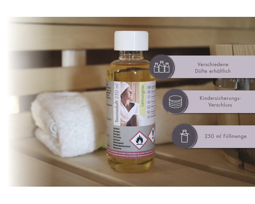 Saunaduft Lemongrass 250 Milliliter mit Kindersicherungs-Verschluss auf einer Saunabank neben einem Handtuch und einem Holzkübel.