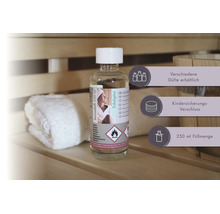 Saunaduft Eukalyptus 250 Milliliter in einer Flasche mit Kindersicherungs-Verschluss, präsentiert in einer Sauna neben einem Handtuch.