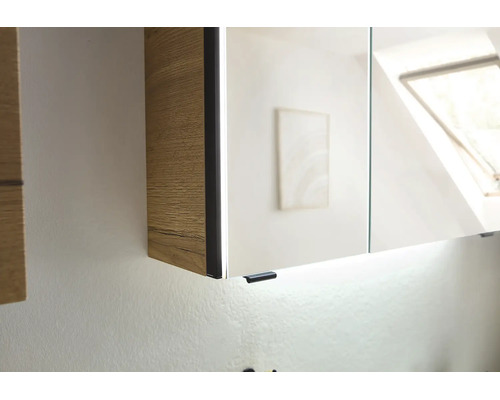 Spiegelschrank mit Holzkorpus, integrierter Beleuchtung und schwarzem Griff.