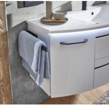 Moderner weißer Badunterschrank mit Waschbecken, integrierter Beleuchtung, schwarzem Griff und seitlichem Handtuchhalter.
