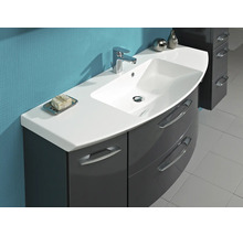 Badmöbel-Set mit weißem Waschtisch, Chrom-Armatur und dunkelgrauem Unterschrank in Hochglanz-Optik mit geschwungener Front.