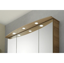 Dreitüriger Badezimmer-Spiegelschrank in Holzoptik mit sechs integrierten LED-Spots im Kranz.