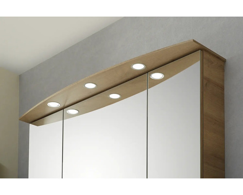 Dreitüriger Badezimmer-Spiegelschrank in Holzoptik mit sechs integrierten LED-Spots im Kranz.