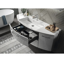 Modernes Badezimmer mit weißem Waschtischunterschrank, offenem Schubfach, integriertem Waschbecken und freistehender Badewanne.