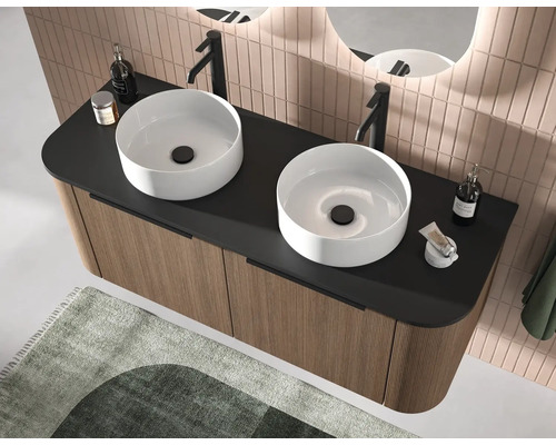 Moderner Doppelwaschtisch mit Holzoptik-Unterschrank, schwarzer Arbeitsplatte, zwei weißen Aufsatzwaschbecken und schwarzen Armaturen.