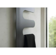 Moderner Design-Heizkörper in Dunkelgrau mit einem schwarzen Handtuch an der Wand.