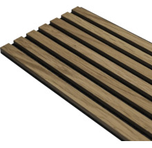 Akustikpaneel mit Holzlamellen in Eichenoptik auf dunklem Trägermaterial.