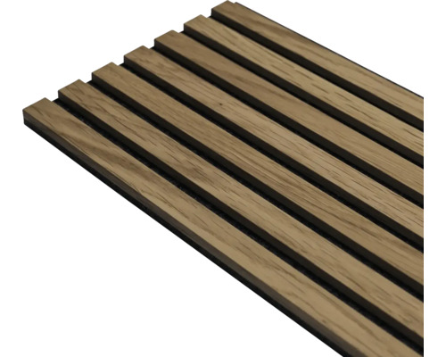 Akustikpaneel mit Holzlamellen in Eichenoptik auf dunklem Trägermaterial.