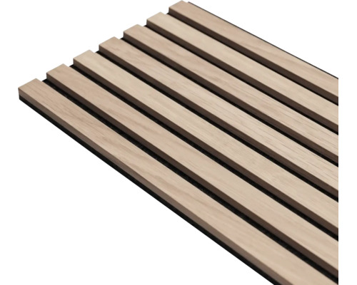 Akustikpaneel mit Holzlamellen auf Filzträger zur Wandgestaltung.